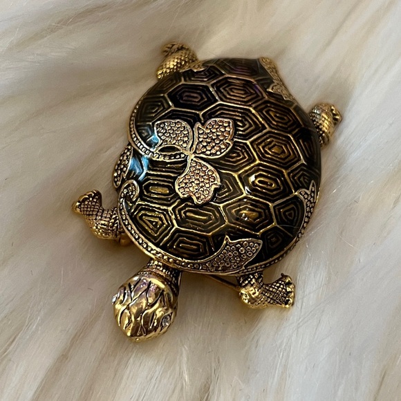Beautiful Gold Turtle Decorative Brooch - Picture 3 of 6